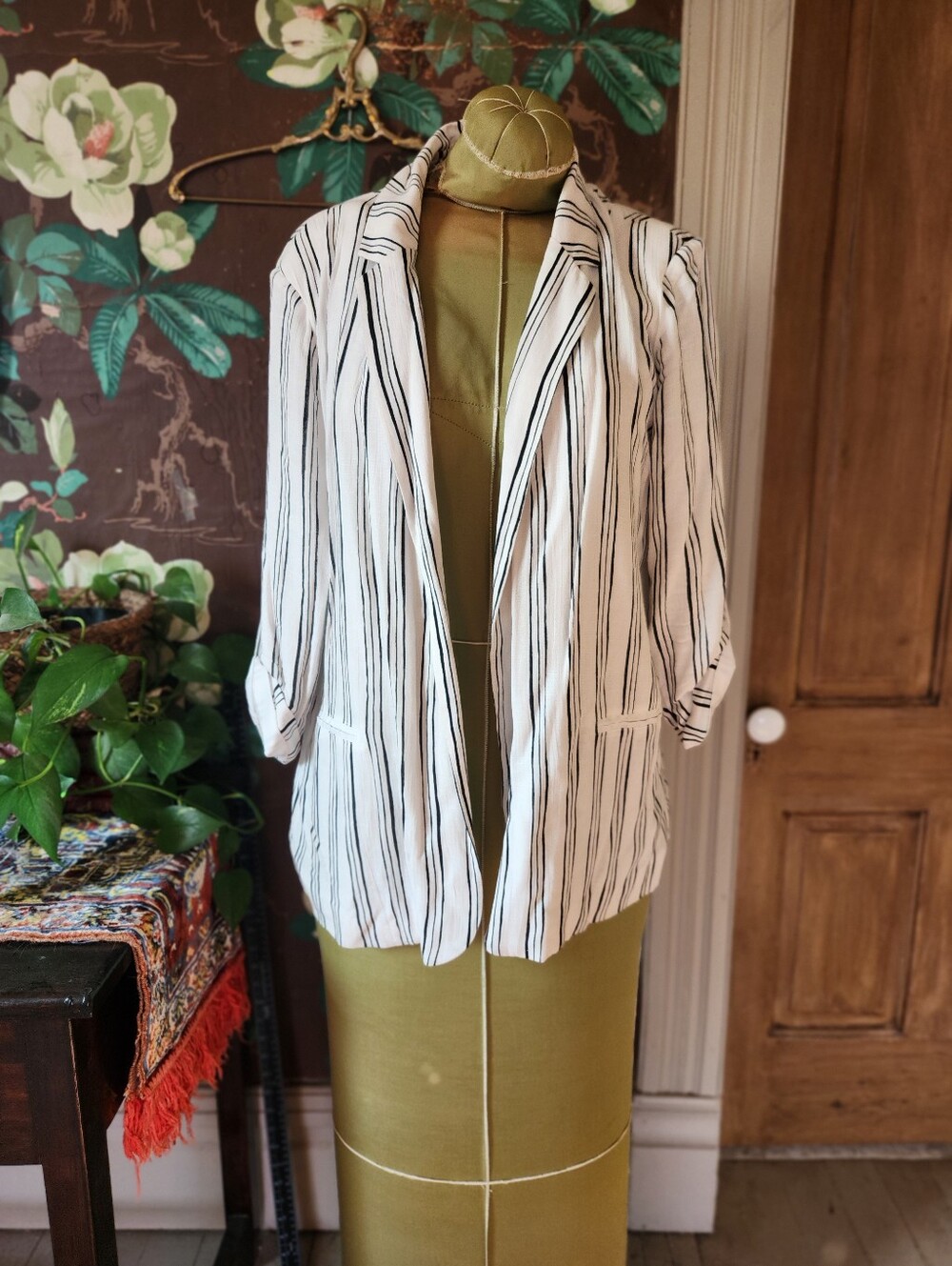 Jennifer Lopez White & Black Striped Open Front Blazer | Size M